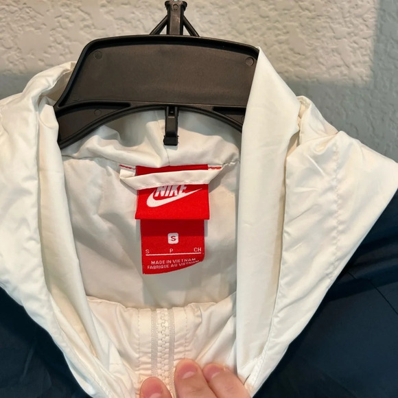 Nike women’s Windrunner jacket size small - Picture 8 of 11